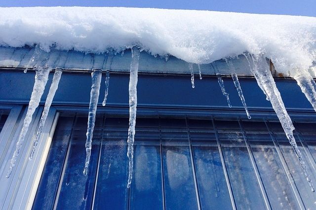 Получить компенсацию при падении снега с крыши в Атамановке